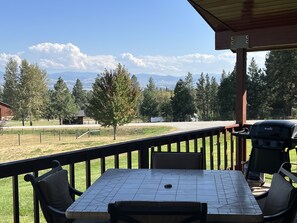 Outdoor dining - Outdoor adventures all around this comfy home with stunning views prime location (Hamilton)