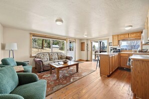 TV, Netflix, streaming services, video library - Outdoor adventures all around this comfy home with stunning views prime location (Hamilton)