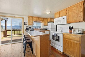 Fridge, microwave, oven, stovetop - Outdoor adventures all around this comfy home with stunning views prime location (Hamilton)