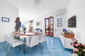 Dining - Family-friendly -sea view-private villa-private swimming pool-air conditioning (sorrento)