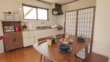 Ferienhaus (Private Vacation Home) | Essbereich im Zimmer