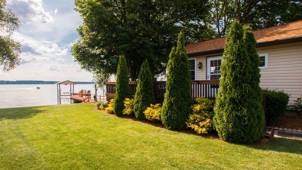 Una casa con muelle y vista al lago.