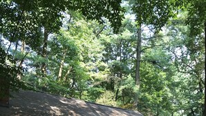 Eine rustikale Lodge mit einer Veranda, Holzgeländern und einer Uhr.