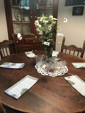 Dining - Charming Mt Gretna cottage tucked in a quiet art community filled with music theater and quiet evening dinners on the porch (Mt Gretna)