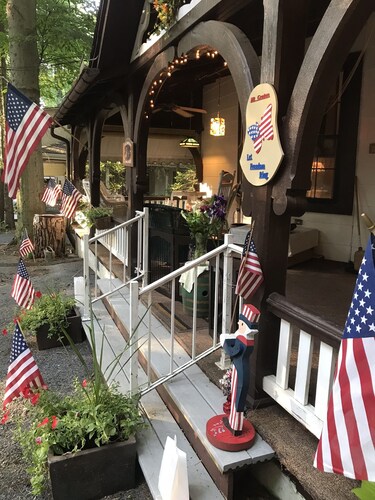 Charming Mt Gretna cottage tucked in a quiet art community filled with music theater and quiet evening dinners on the porch
