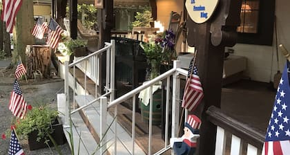 Charming Mt Gretna cottage tucked in a quiet art community filled with music theater and quiet evening dinners on the porch