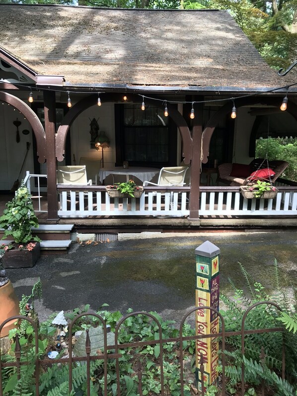 Property grounds - Charming Mt Gretna cottage tucked in a quiet art community filled with music theater and quiet evening dinners on the porch (Mt Gretna)