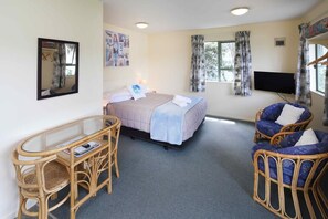 Iron/ironing board, Internet, bed sheets