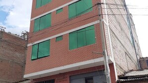 A multi-story building with a sign reading "Hostal" at the entrance. - Lhotse Hostel B&B Huaraz (Huaraz)