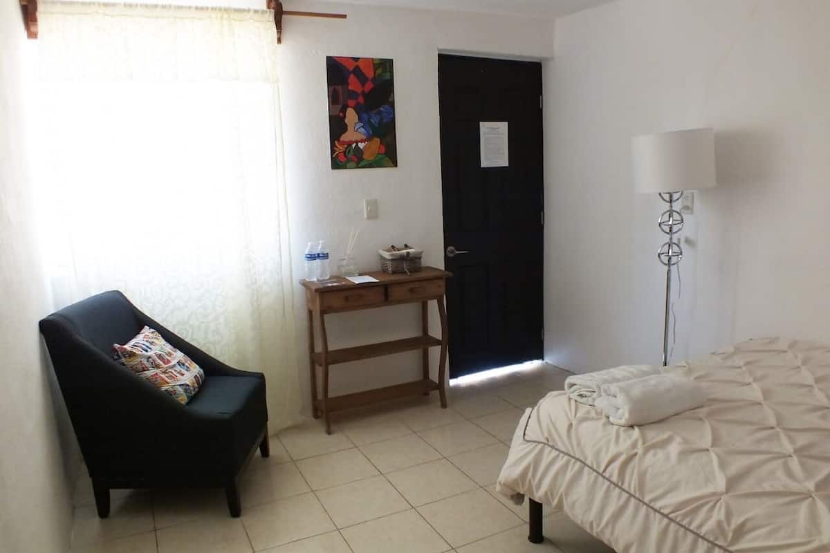 Habitación clásica | Cortinas blackout, wifi gratis y ropa de cama
