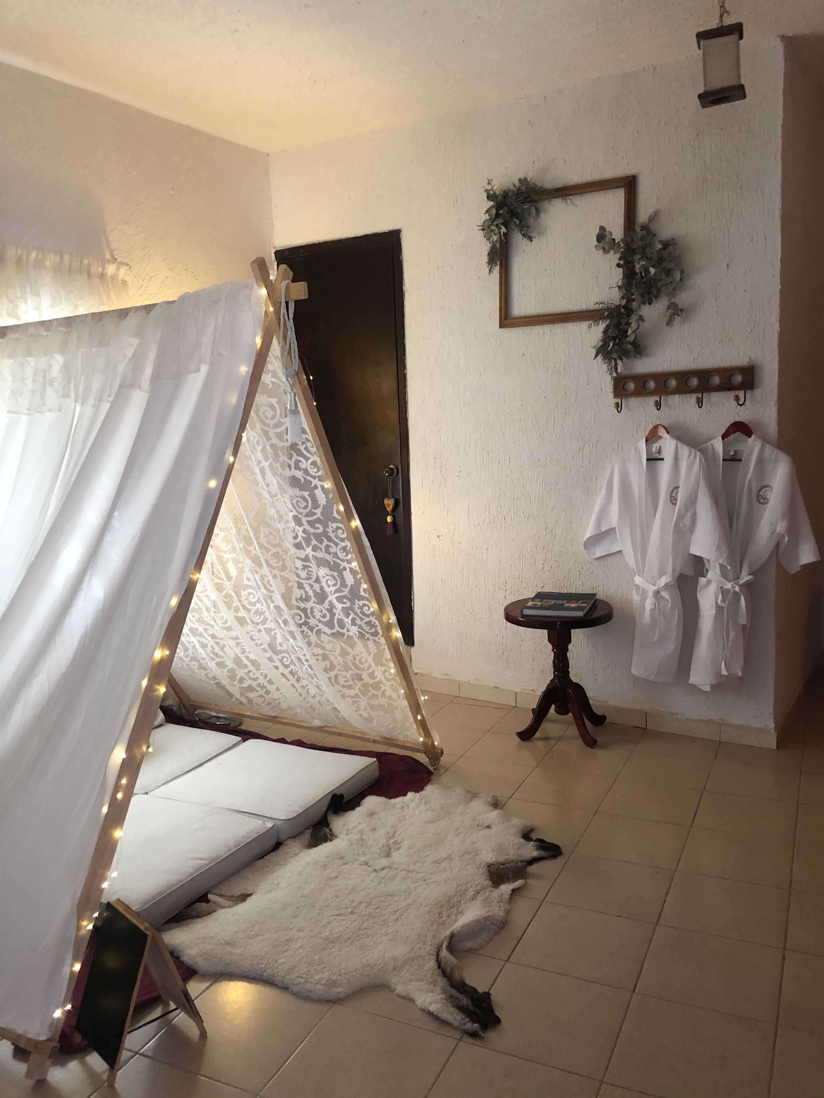 Habitación de diseñador, 1 cama King size | Cortinas blackout, wifi gratis y ropa de cama 