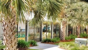 Property grounds - Enjoy the breeze from the screened in porch on summer nights at Summertree Villa (Myrtle Beach)