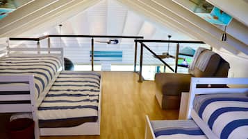 4 habitaciones, tabla de planchar con plancha y cuna de viaje