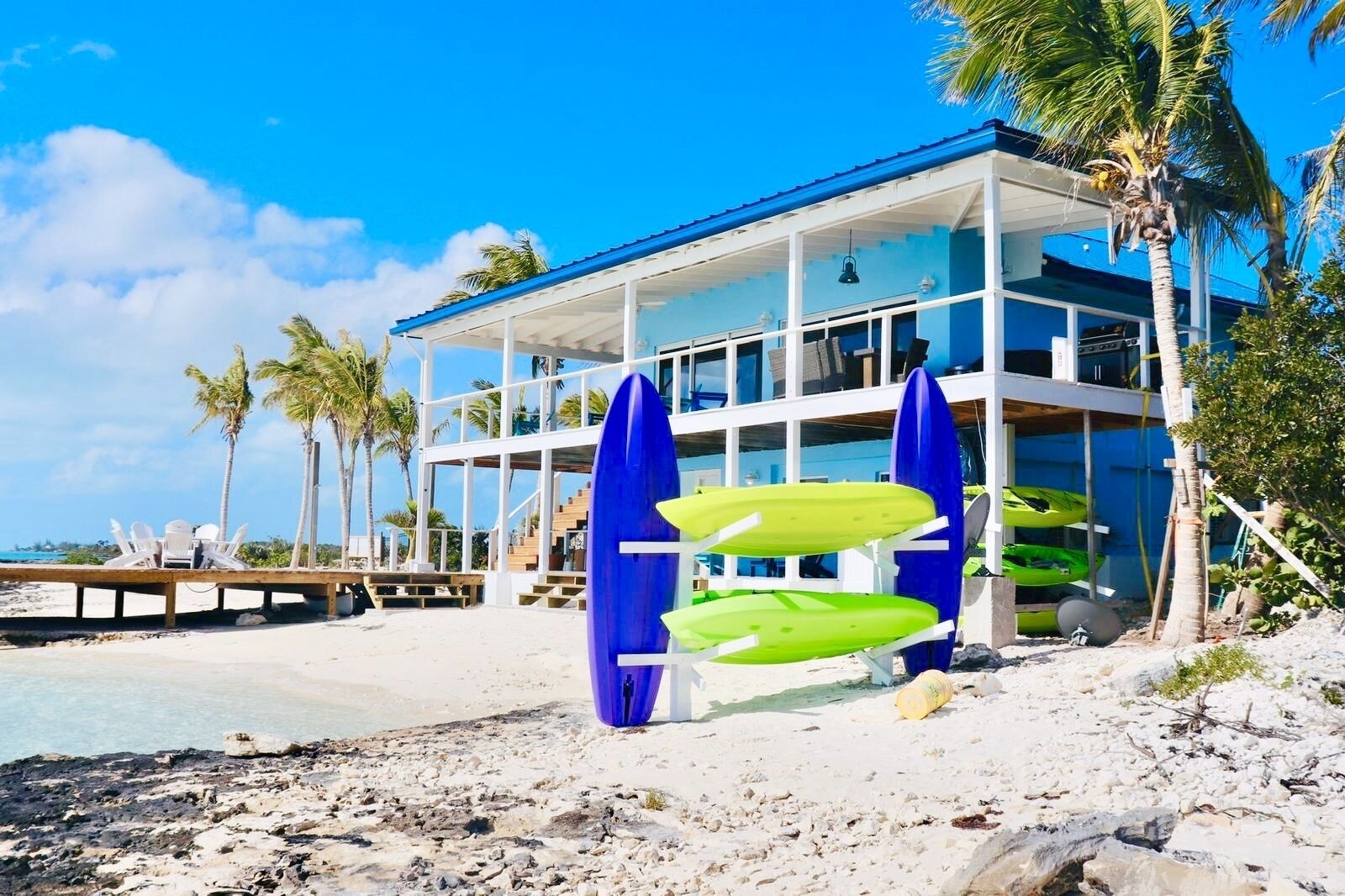 Plage, chaises longues, serviettes de plage