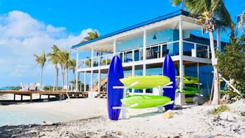 Plage, chaises longues, serviettes de plage