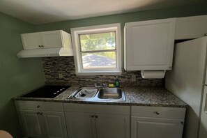 Refrigerador, microondas, parrilla de estufa y cafetera y tetera