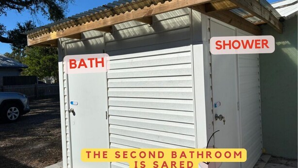 Un baño portátil con ducha y un área de baño separada, etiquetado como "THE SECOND BATHROOM IS SARED".