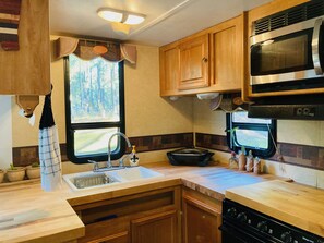 Jääkaappi, mikroaaltouuni, uuni, liesi