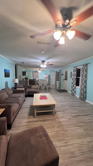 Smart TV, DVD player - 3BR-2 King Suites-Waterfront w/Private Dock-Boat Parking-10 min to Mexico Beach (Port St Joe)