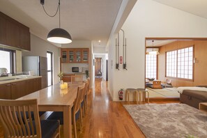 Basic-Haus (Private Vacation Home) | Wohnbereich | Flachbildfernseher