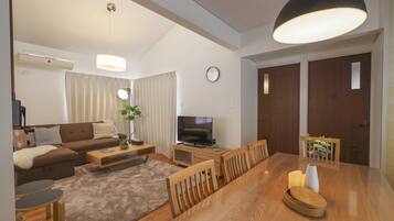 Private Vacation Home | Living room | Flat-screen TV