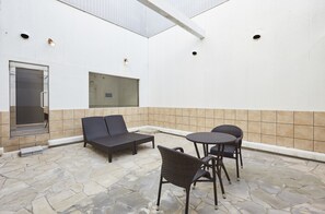 Deluxe Room, 1 King Bed | Bathroom amenities