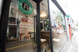 A cafe with a sign reading "KAFE HOUSE COFFEE" and "WELCOME Open daily 7:00 am to 22:00 pm 87 Kim Mã Thuận". - Japanese House In Hanoi (Hanoi)