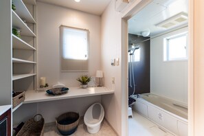 Private Vacation Home | Bathroom | Combined shower/tub, free toiletries, hair dryer, slippers - K's Cozy House (Ginowan)