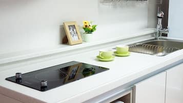 Full-size fridge, microwave, stovetop, electric kettle