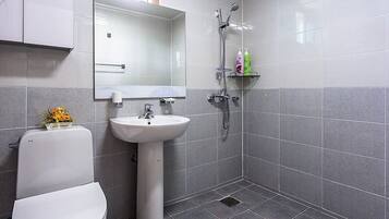 Dusche, Haartrockner, Hausschuhe, Handtücher