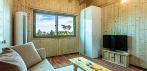 Premium Condo | Living room | 34-inch flat-screen TV with cable channels, TV, heated floors - J&J Pension (Seogwipo)