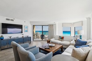 Condo, 3 quartos | Área de estar | TV 30 polegadas com canais a cabo