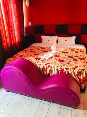 Hypoallergeen beddengoed, een minibar, verduisterende gordijnen