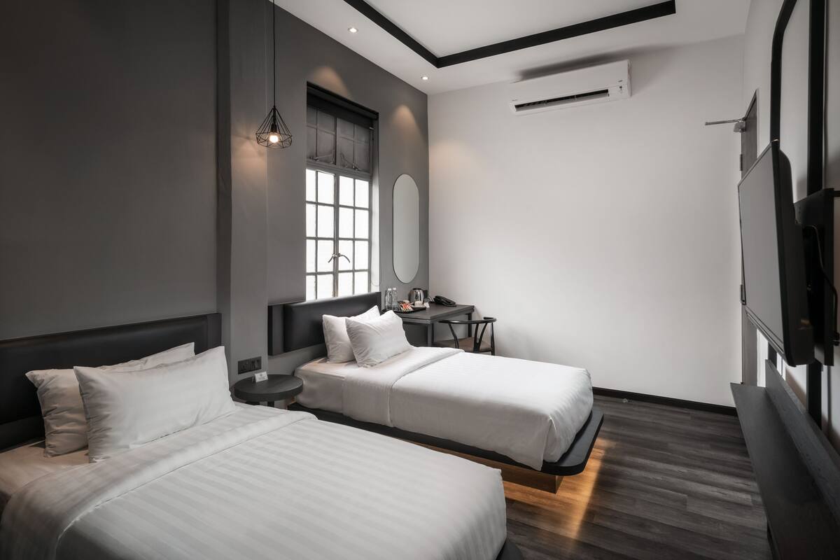 Deluxe Twin Room | In-room safe, desk, blackout drapes, iron/ironing board
