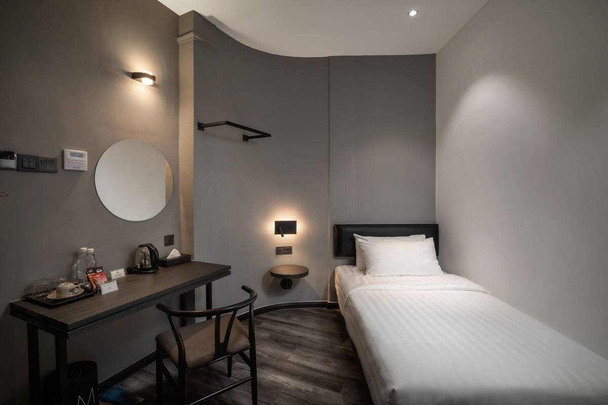 Deluxe Single Room, 1 Twin Bed | In-room safe, desk, blackout drapes, iron/ironing board