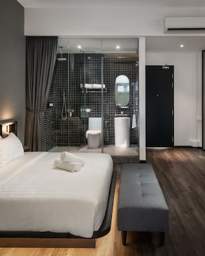 Chambre Double Deluxe, baignoire | Salle de bain | Articles de toilette gratuits, sèche-cheveux, chaussons