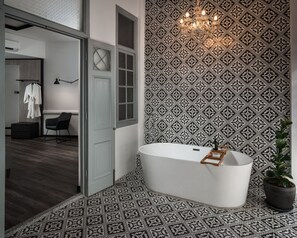 Deep soaking bathtub - Modern Hotel Georgetown (George Town)