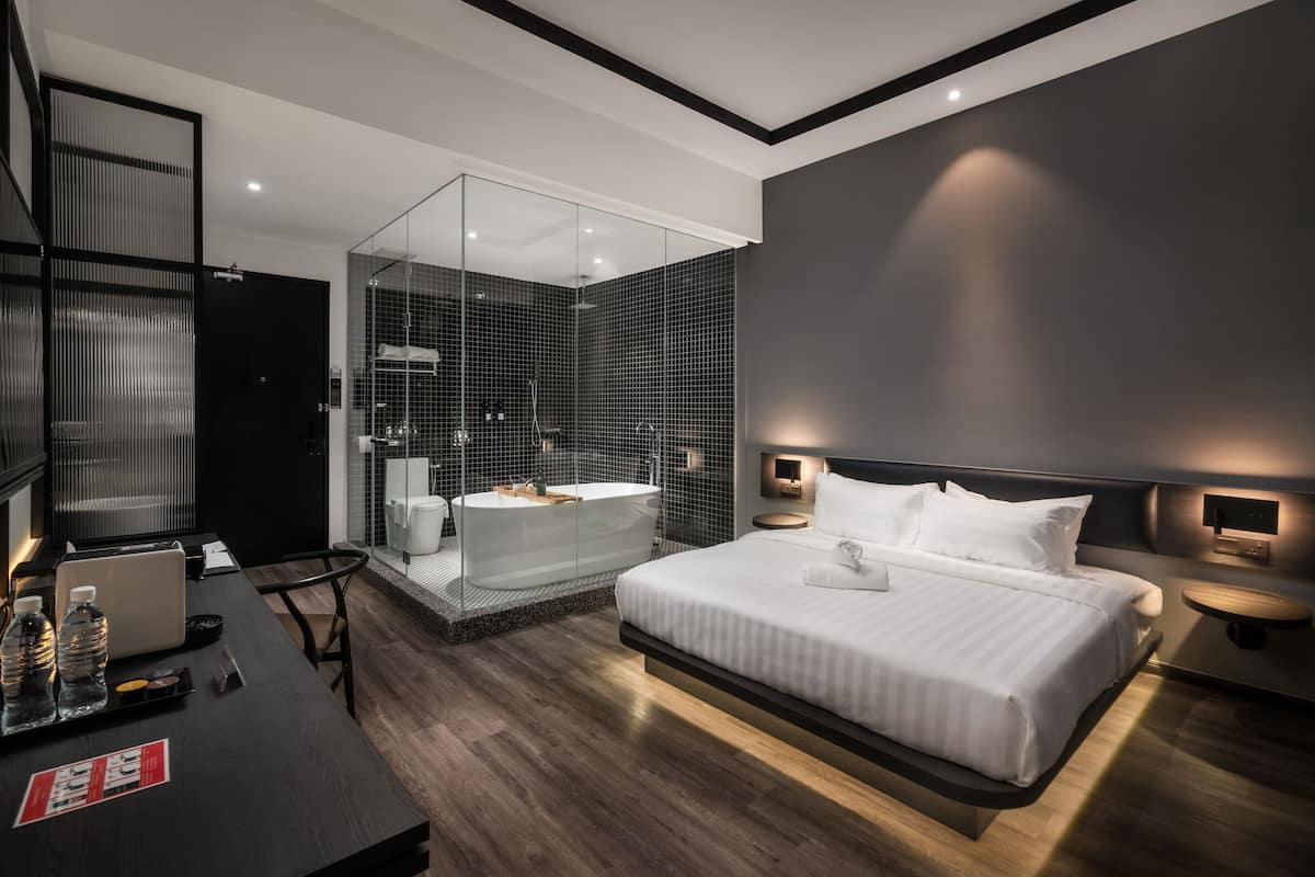 Deluxe Double Room, Bathtub | In-room safe, desk, blackout drapes, iron/ironing board