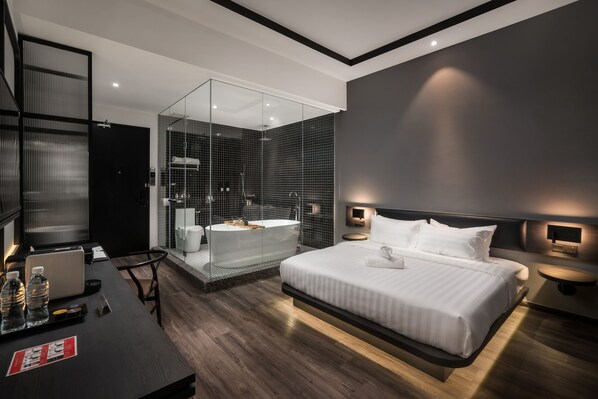 Chambre Double Deluxe, baignoire | Coffres-forts dans les chambres, bureau, rideaux occultants