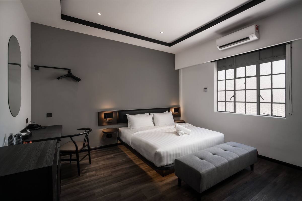 Deluxe Room | In-room safe, desk, blackout drapes, iron/ironing board