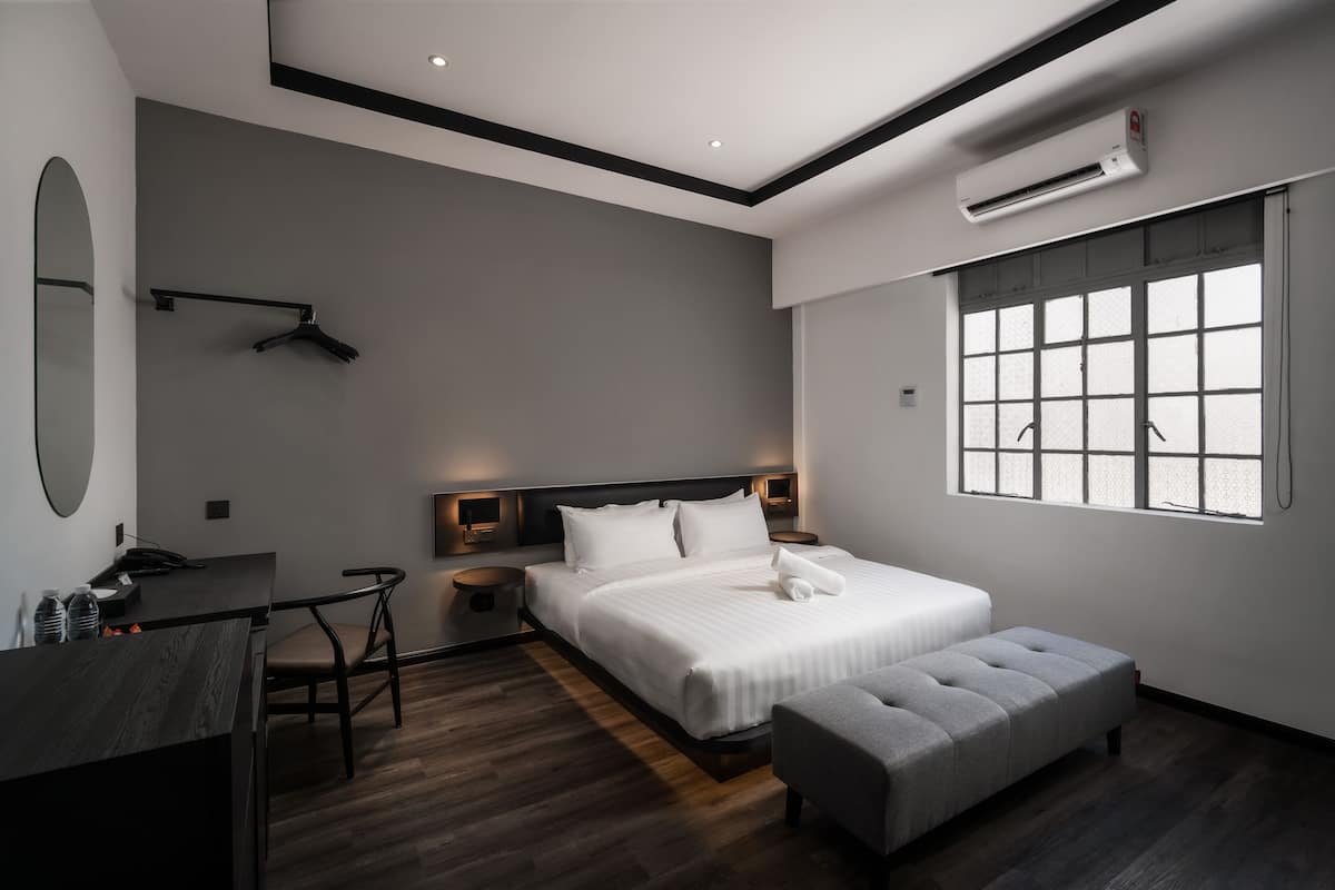 Deluxe Room | In-room safe, desk, blackout drapes, iron/ironing board