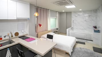 Studio, Hot Tub (12 pyeong) | WiFi (free), bed sheets