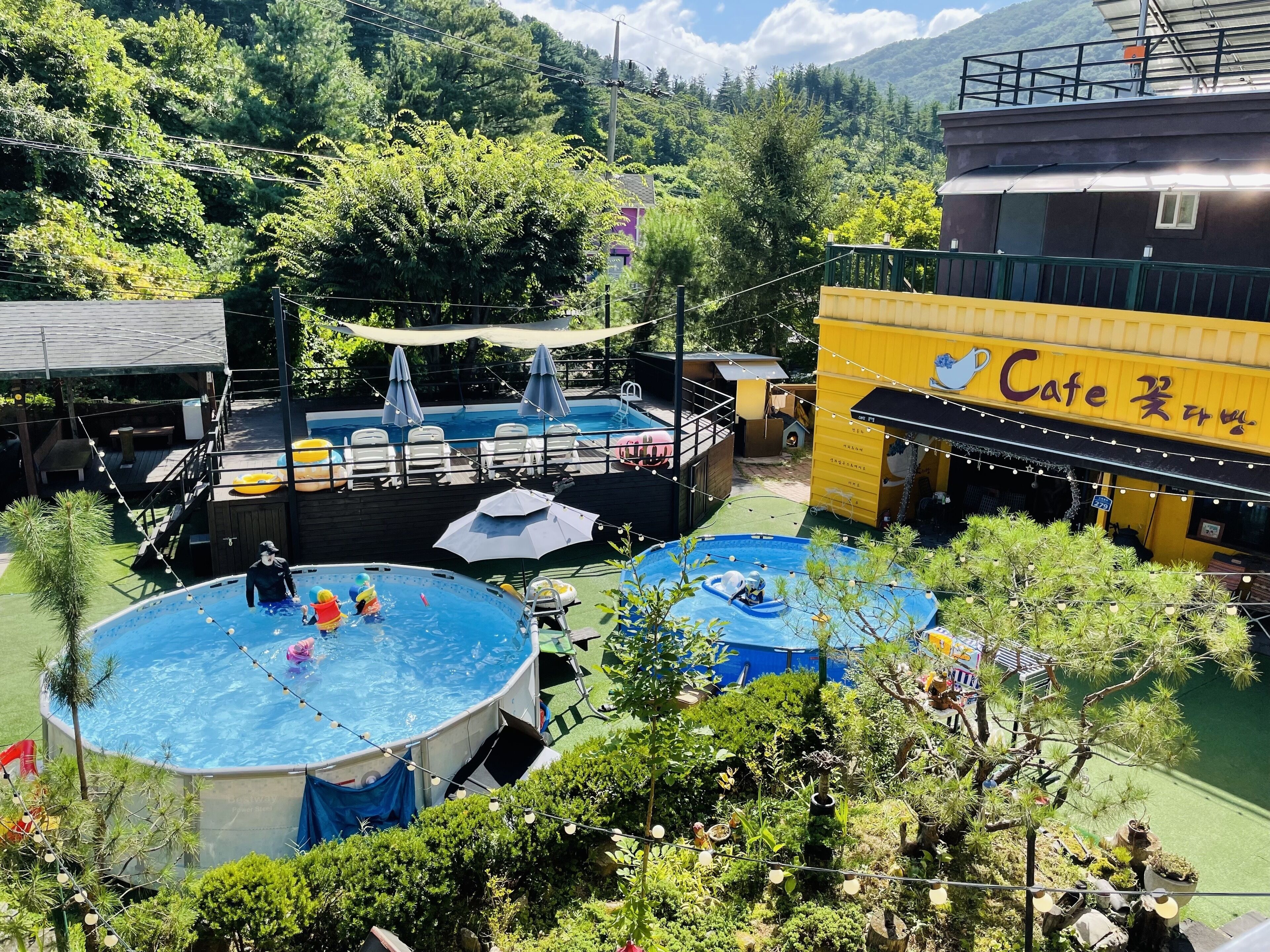 시즌별로 운영되는 야외 수영장