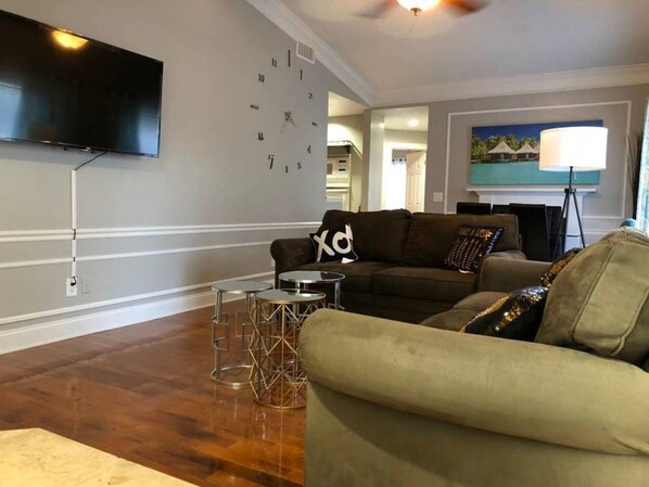 單棟房屋 (3 Bedrooms) | 客廳 | 電視、Netflix、串流服務