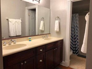 House (3 Bedrooms) | Bathroom | Bathtub