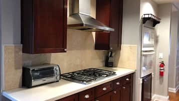Maison (3 Bedrooms) | Cuisine privée | Four, plaque de cuisson, lave-vaisselle, cafetière/bouilloire