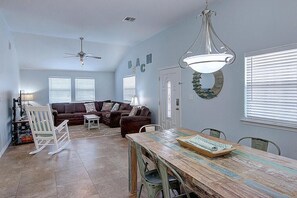 Smart TV, reproductor de DVD, futbolito y libros 