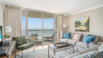 Condo, 3 quartos | Área de estar