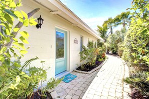 Villa, Mehrere Betten (Gorgeous Renovated Moonmist with Cour) | Aussenbereich