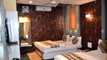 Family Room | 1 bedroom, desk, laptop workspace, free WiFi